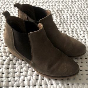 Firth taupe suede Chelsea boots (low heel)